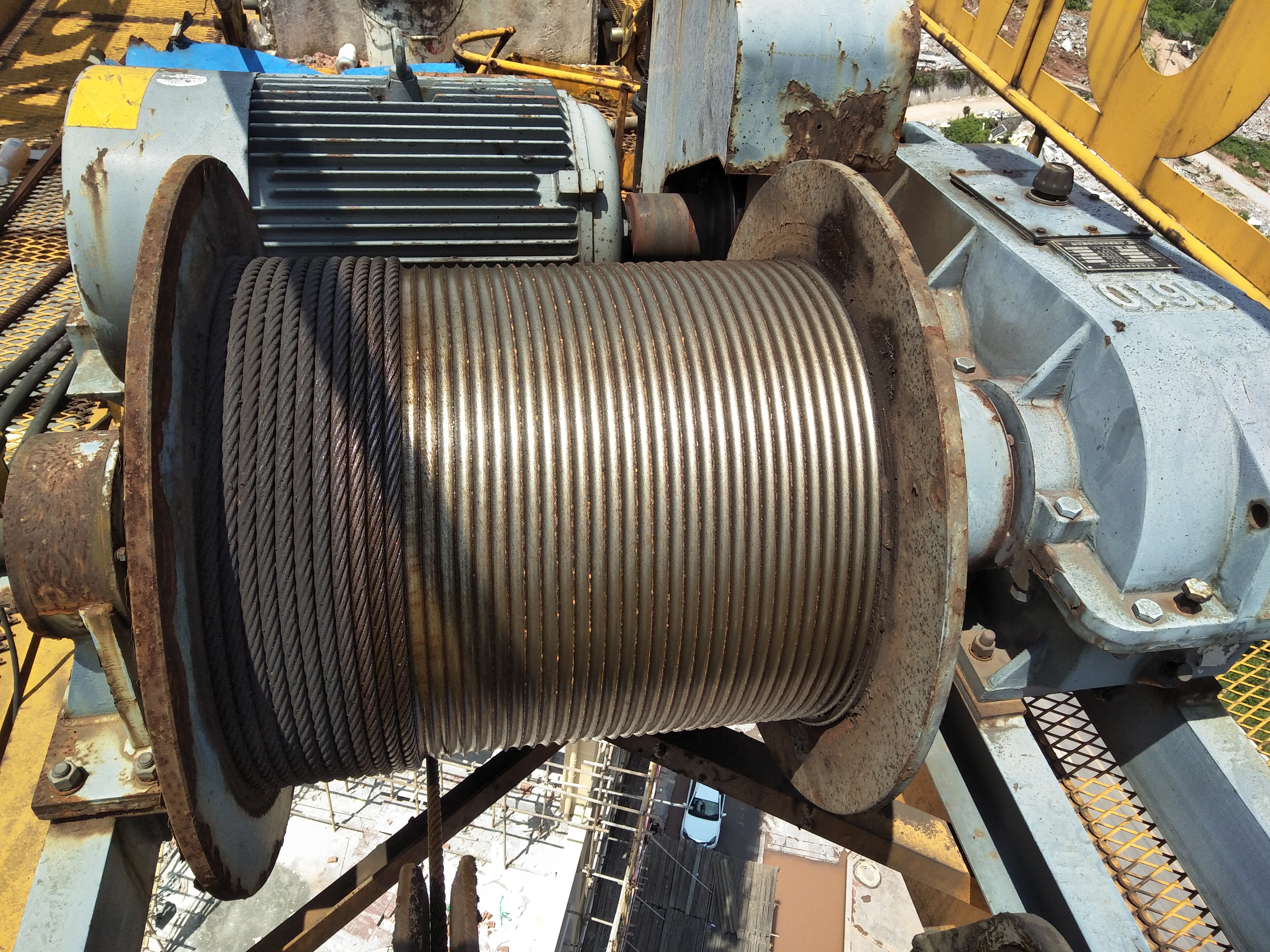 吊钩距地面0.5米时卷筒上的钢丝绳