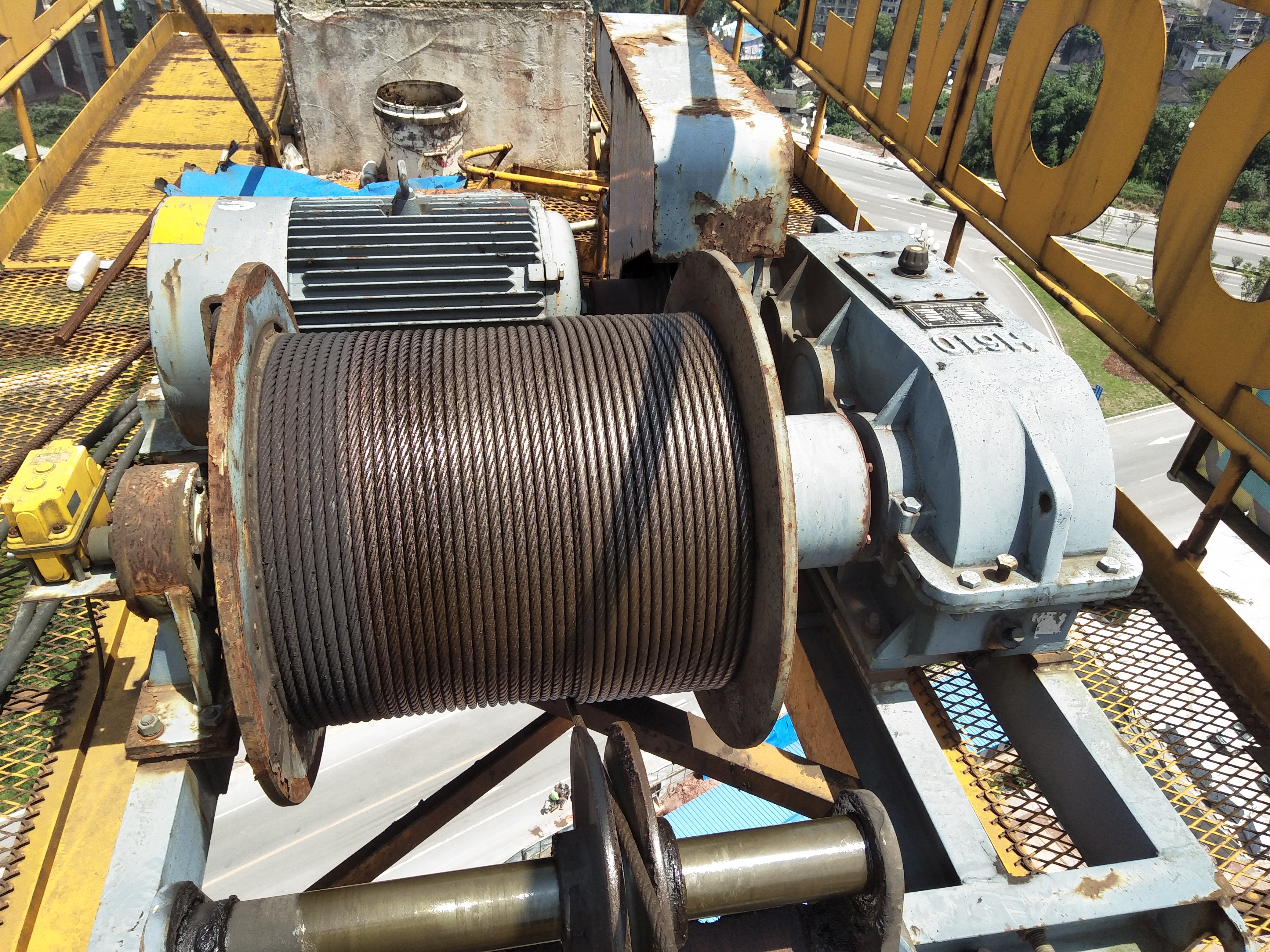 吊钩在上限位时卷筒上的钢丝绳