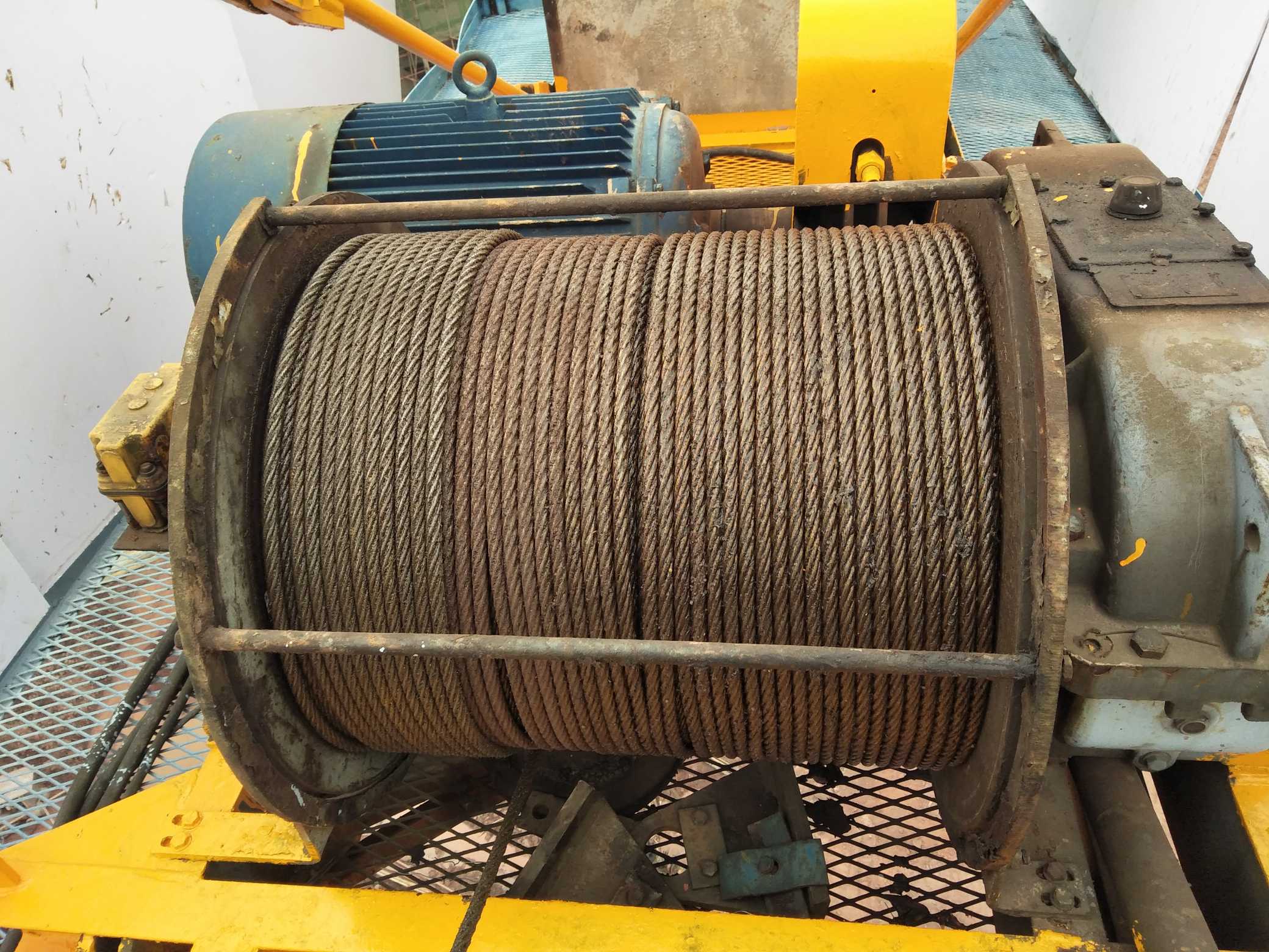 吊钩在上限位时卷筒上的钢丝绳