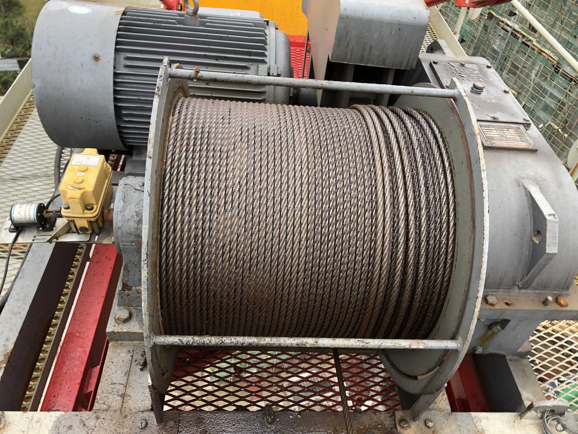 吊钩距地面0.5米时卷筒上的钢丝绳